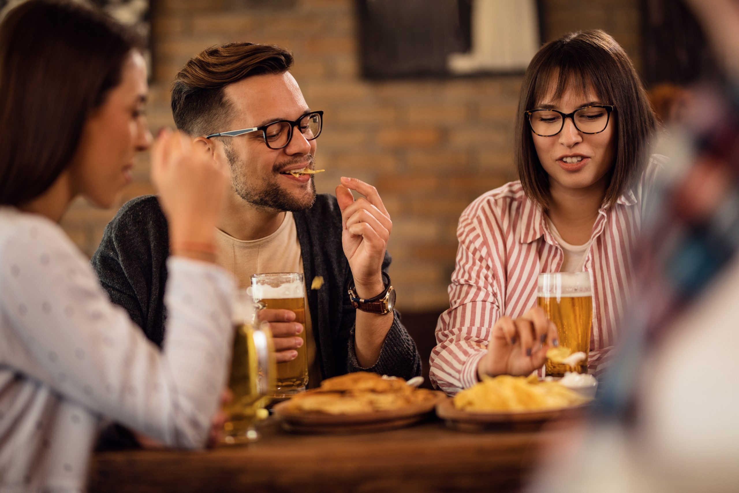 Bebida alcoólica te dá mais fome? Estudo australiano explica o motivo!