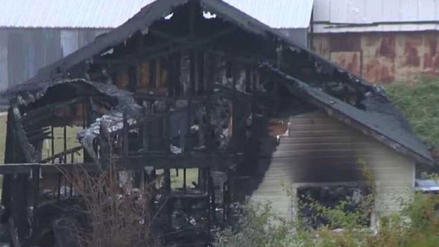 “Bola de fogo” vinda do céu atinge casa, provoca incêndio e mata cãozinho