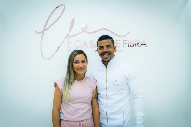 Militar larga a farda para se tornar manicure e construir parceria com a esposa