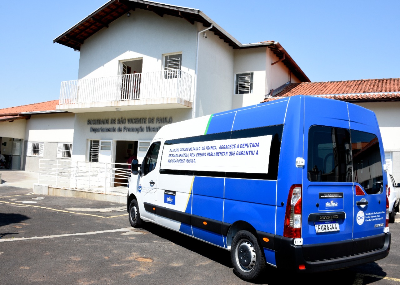 Idosos do Lar São Vicente, de Franca, recebem van enviada pela deputada Graciela