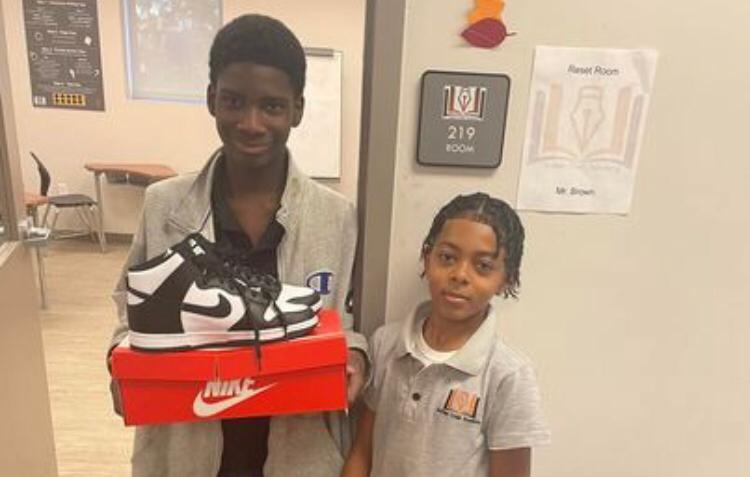 Menino compra tênis para colega que sofria bullying por sapatos velhos e emociona