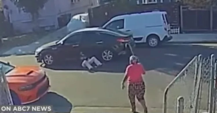 Bisavó de 76 anos empunha bengala e parte para cima de ladrão para ajudar vizinha