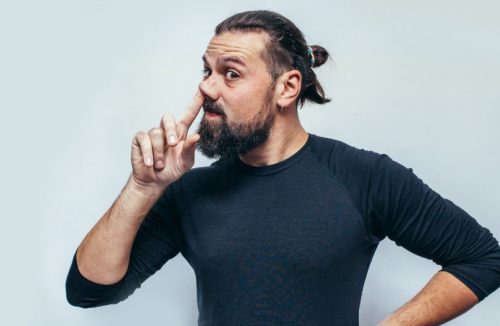 Você tem o hábito de cutucar o nariz? Isso pode aumentar o risco de Alzheimer! - Jornal da Franca