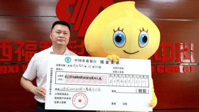Homem recebe prêmio de R$ 153 mi de loteria fantasiado para família não descobrir