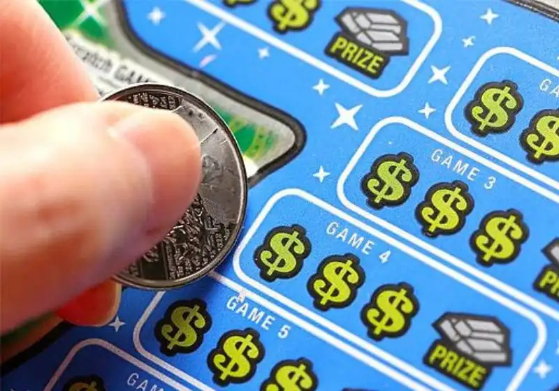 Mulher acerta na loteria, investe parte do prêmio em novo jogo e ganha novamente!
