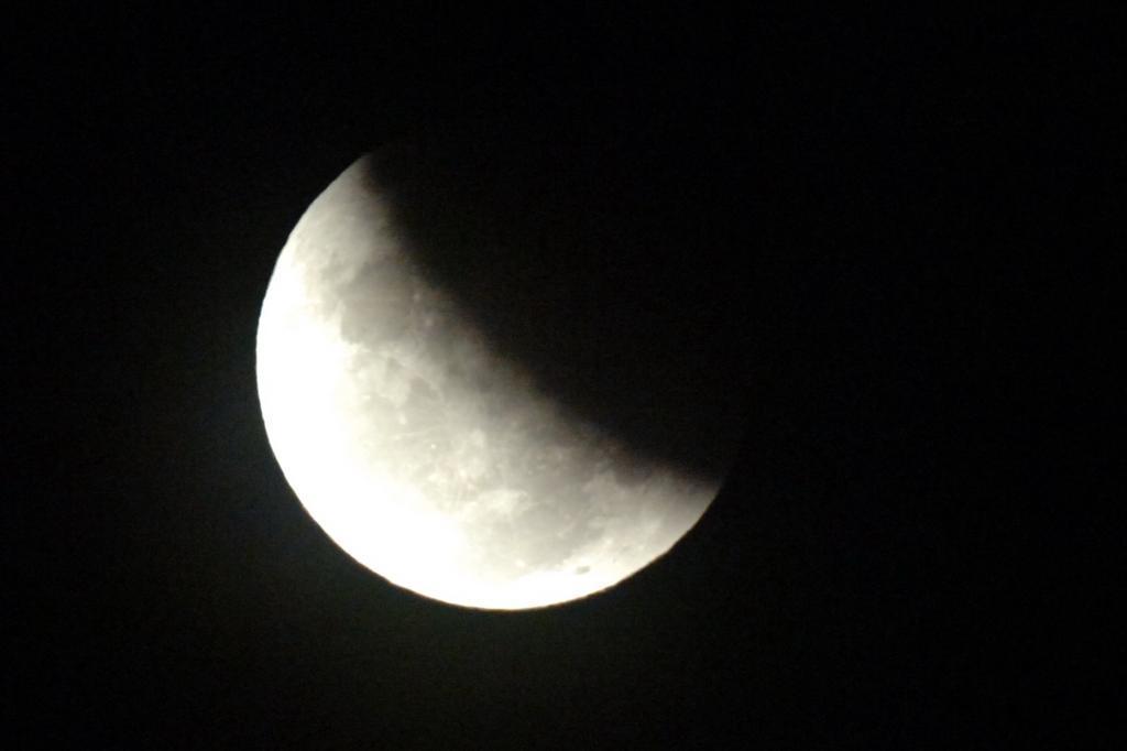 Terça-feira (08) tem eclipse lunar total, e no Brasil ela acontece logo pela manhã