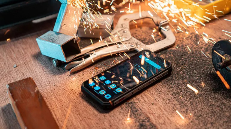 Celular mega resistente com certificação militar tem bateria que dura vários dias