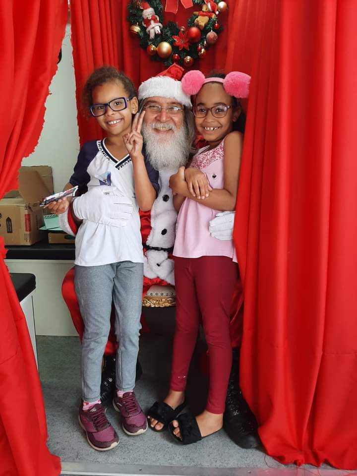 Já em clima natalino, Papai Noel visita escolas municipais de Franca