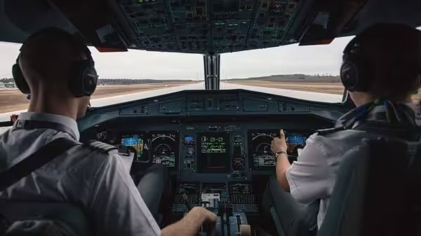 Não é filme: Piloto passa mal durante voo e passageiro ajuda a pousar avião lotado