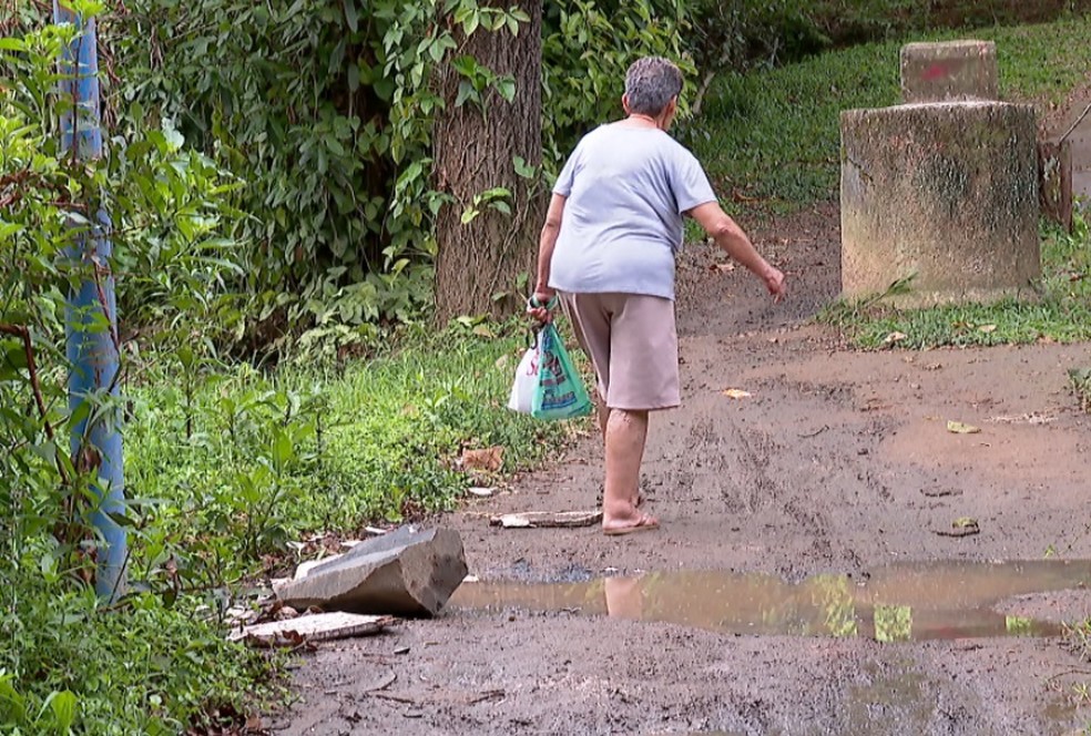 Em Franca, moradores do Horto e Cambuí reclamam de lixo, lama e insegurança