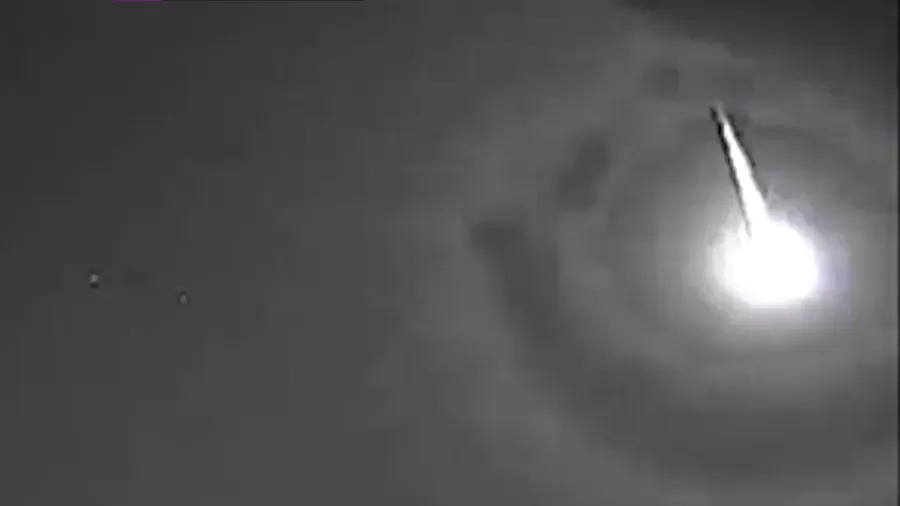 Meteoro explosivo é avistado ao cruzar o céu em cidades do interior de São Paulo