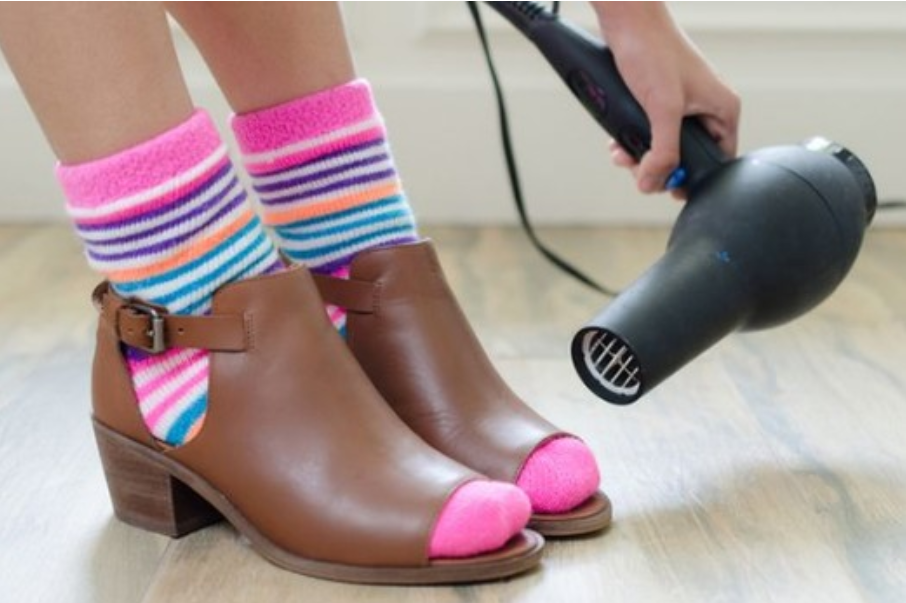 Tem sapatos que te apertam os pés? Creme hidratante e até secador ajudam a lacear