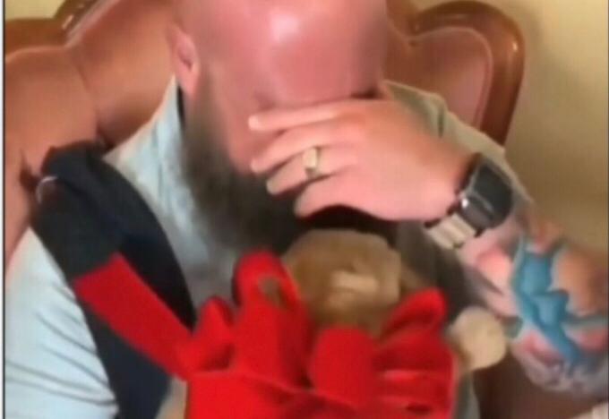 Mulher presenteia marido com filhote de cão e reação arranca lágrimas na internet