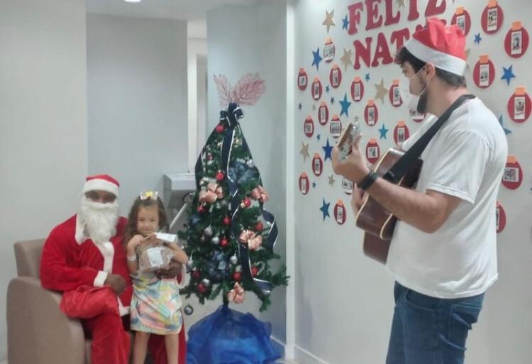 Numa tarde diferente, Hospital Regional de Franca recebe a visita do Papai Noel