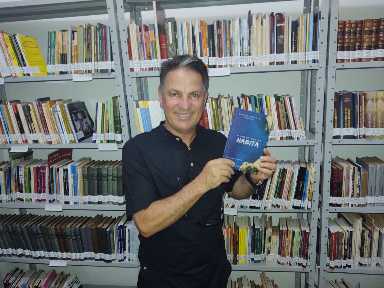 Escritor francano lança livro de poemas sobre amor e paz neste sábado (17)