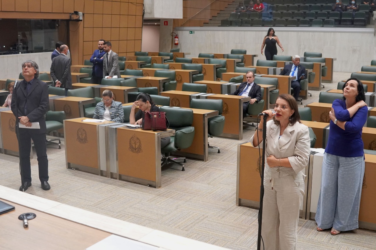 Alesp aprova prorrogação de contratos de professores temporários e garante aulas