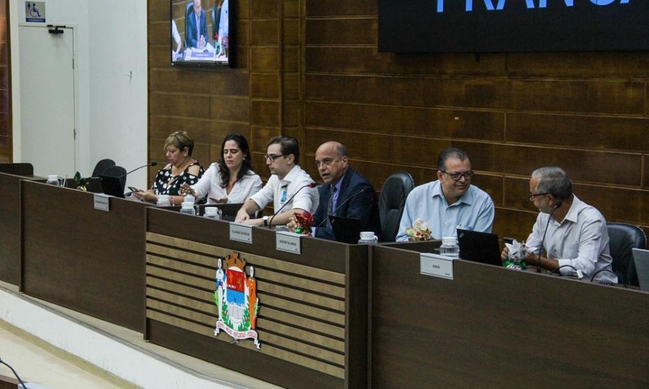 Professora e defensora do magistério, Ivany Calil é homenageada pela Câmara