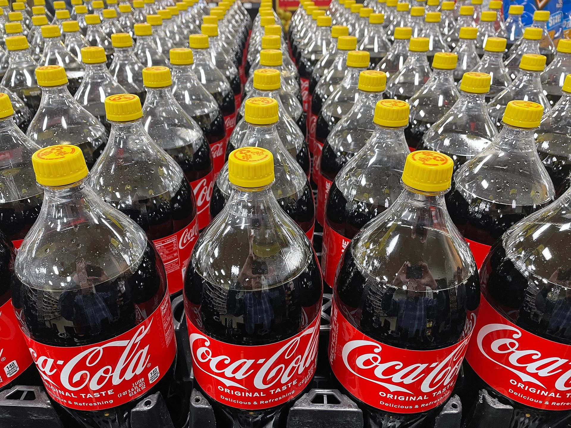 É por isso que existe garrafa de Coca-Cola com tampa amarela; é algo inacreditável!