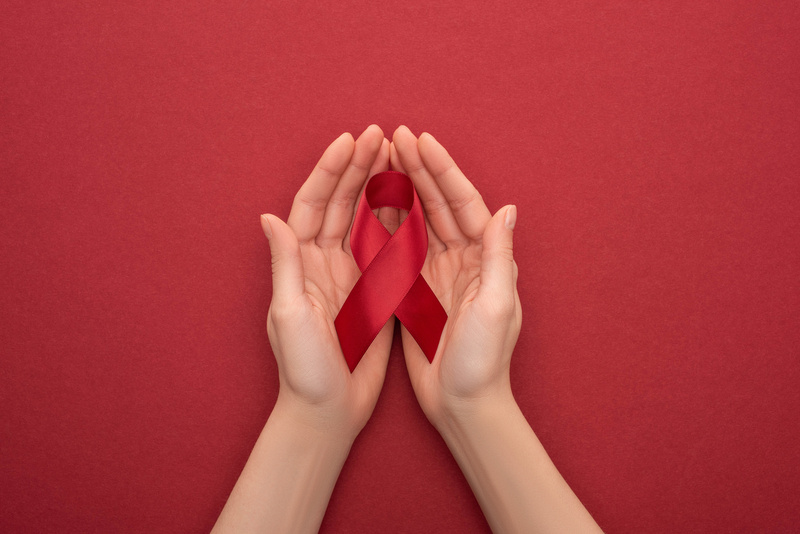Infectologista explica qual a diferença entre HIV e AIDS e os avanços no tratamento