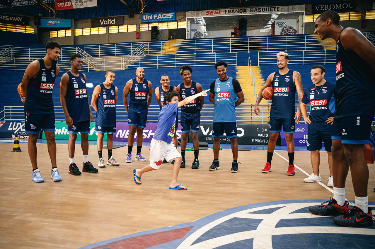 ACIF e Sesi Franca realizam sonho de garotinho em ter uma bola oficial de basquete