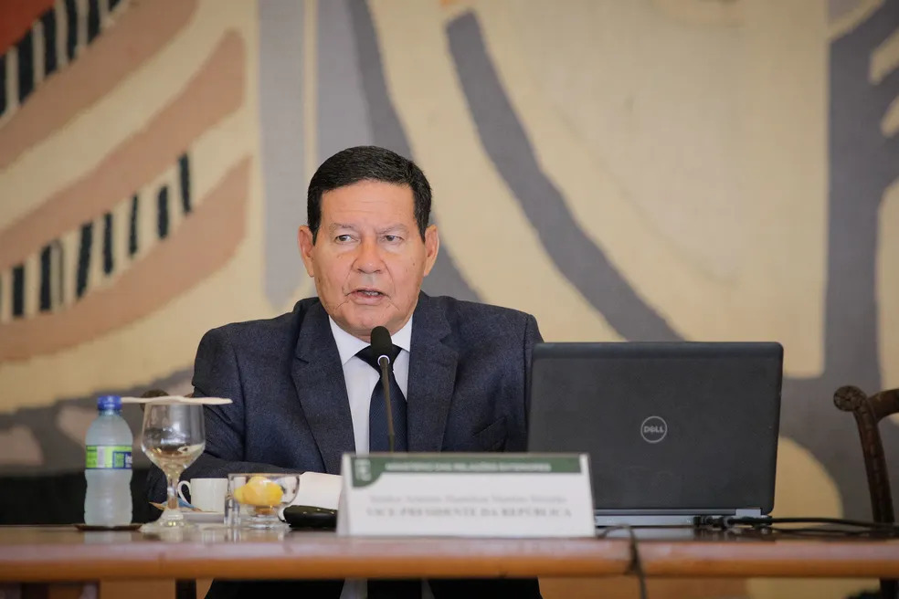 Presidente em exercício, Mourão convoca rede nacional de TV e rádio para este sábado