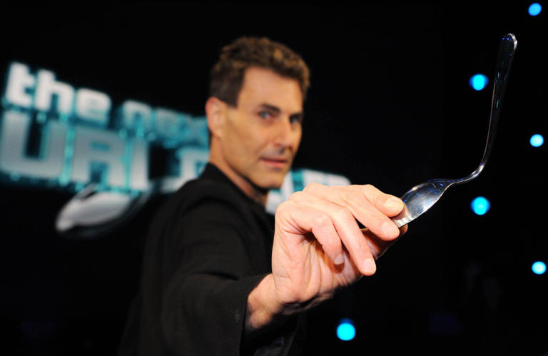 Uri Geller critica alegações de ‘dano cerebral’ daqueles que avistaram disco voador