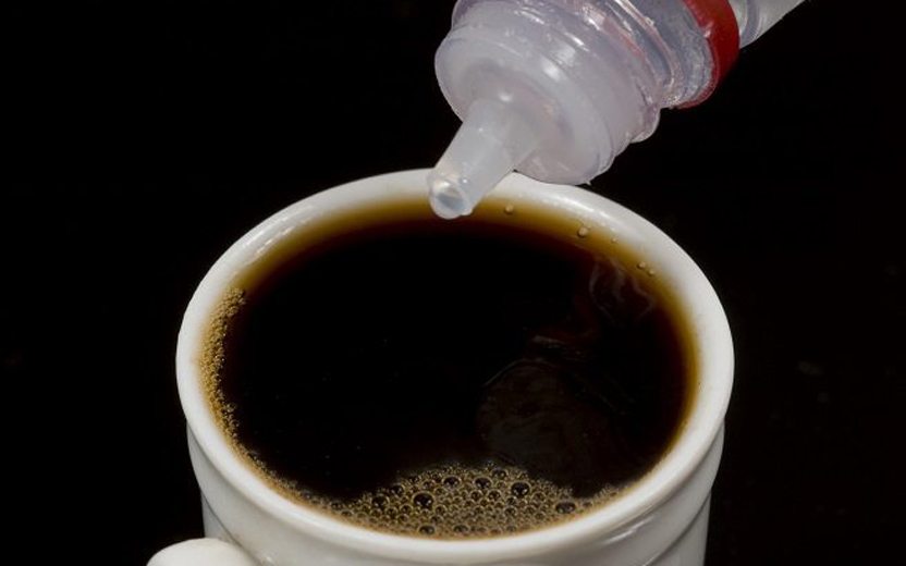 Uso de aspartame pode aumentar sintomas de ansiedade, diz estudo