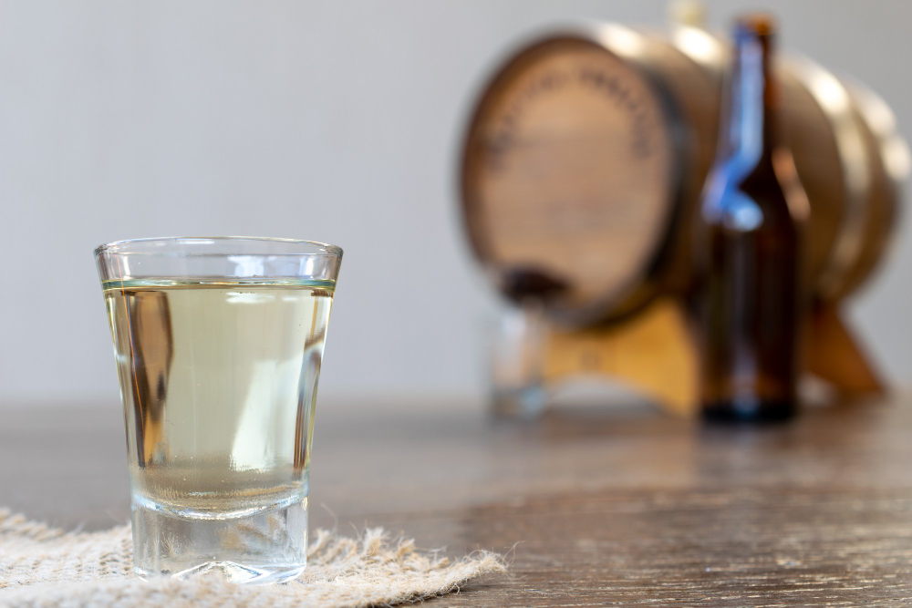 Livro destaca a evolução da cachaça em 200 anos, com 200 rótulos diferentes