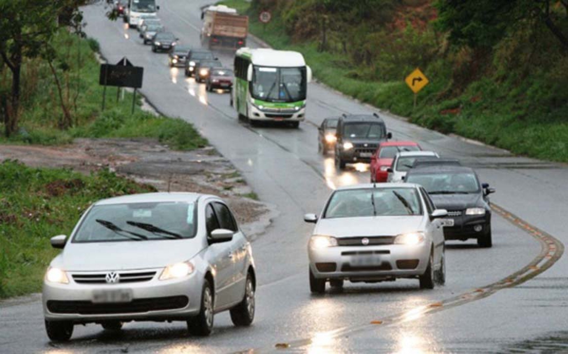 Vai viajar de carro neste fim de ano? Saiba o que mudou na lei do farol baixo