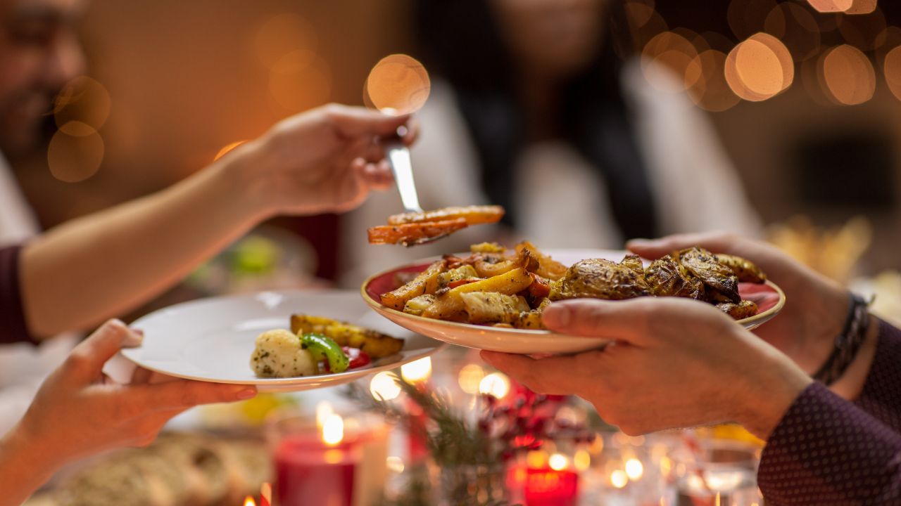 Abusou da comida no Natal e sentiu dores no joelho? Entenda motivos!