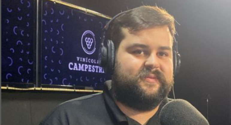 Jovem faz pegadinha e imita sirene da polícia para assustar os motoqueiros