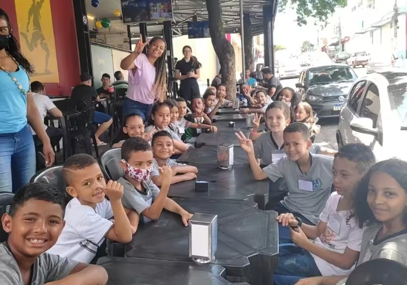 Professora pede desconto e dono de restaurante dá almoço de graça a alunos carentes