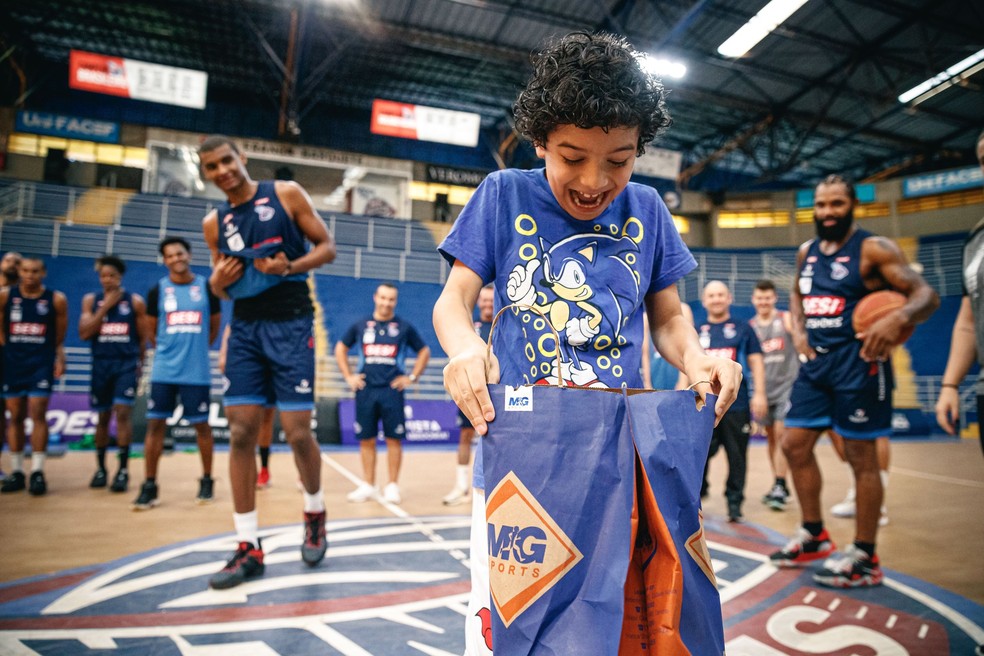 Torcedor mirim autista realiza sonho de Natal e ganha presente do Franca Basquete