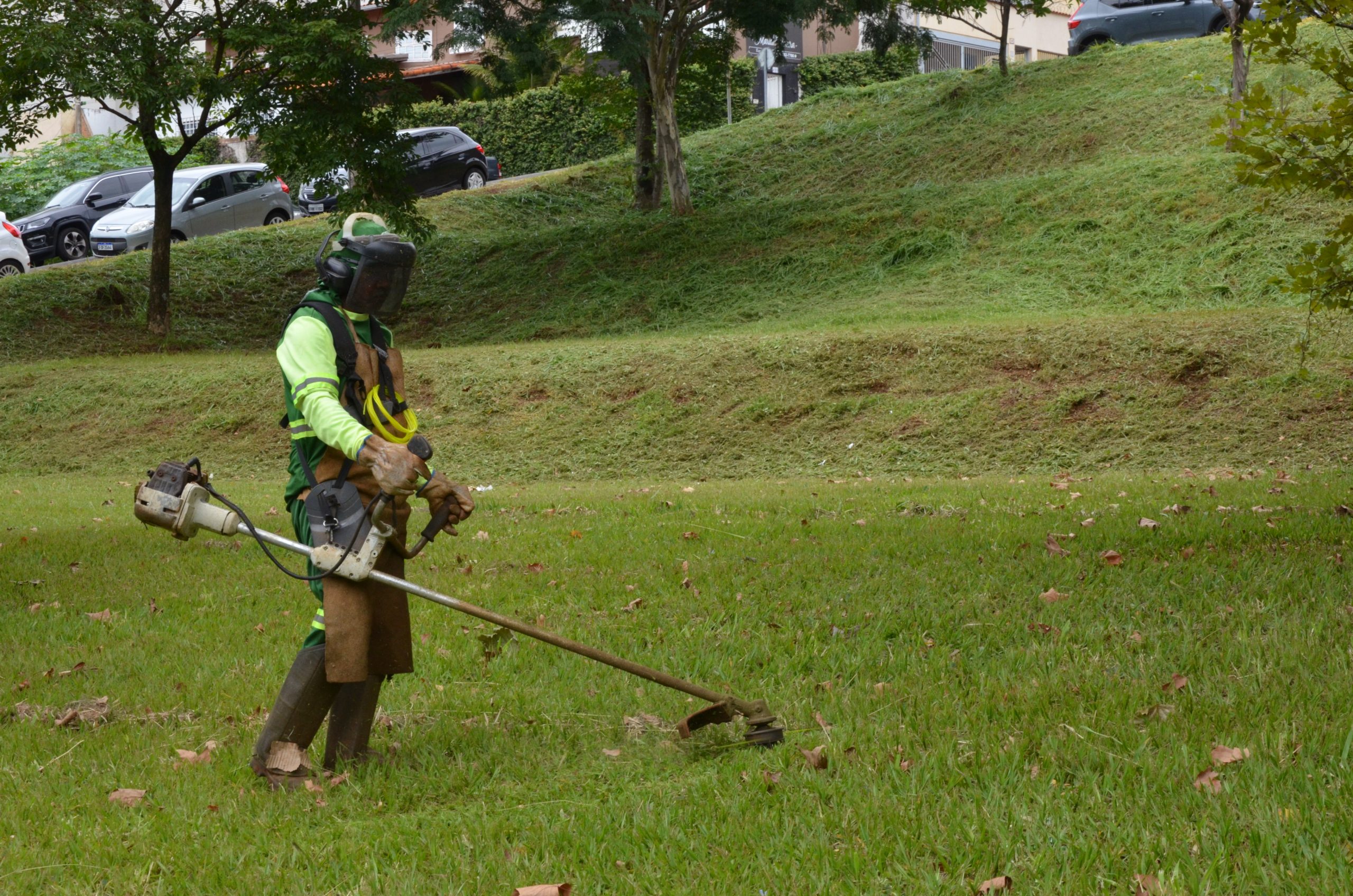 Em Franca, diversas equipes intensificam limpeza de áreas públicas na cidade