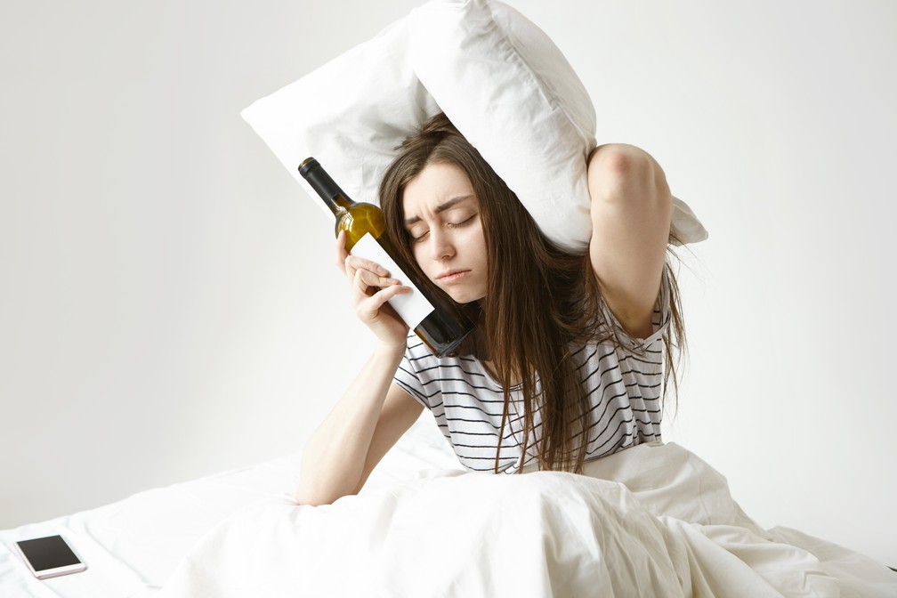 Enfiou o “pé na jaca” durante o feriado? Veja o que fazer para encurtar a ressaca!