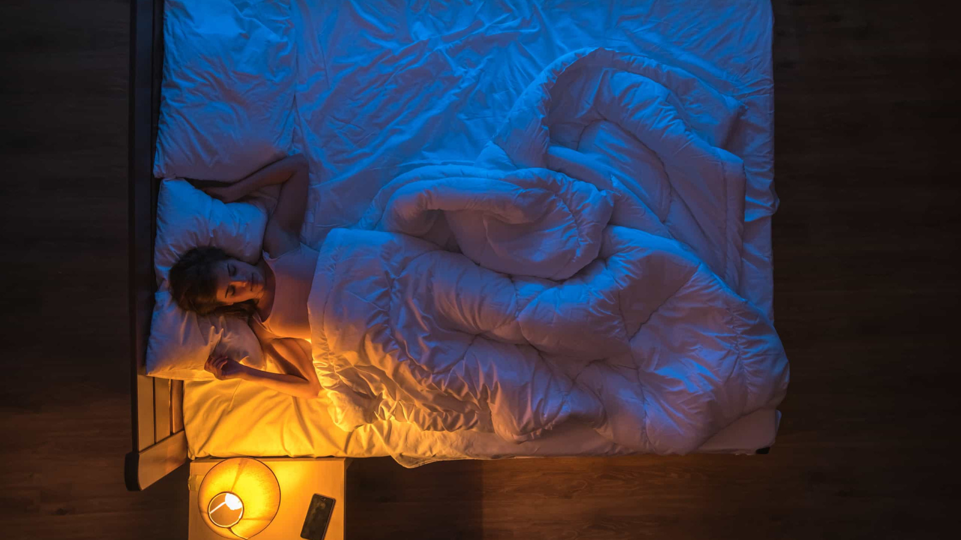 Dormir de luz acesa faz mal: estudo aponta a importância do escuro para nossa saúde!