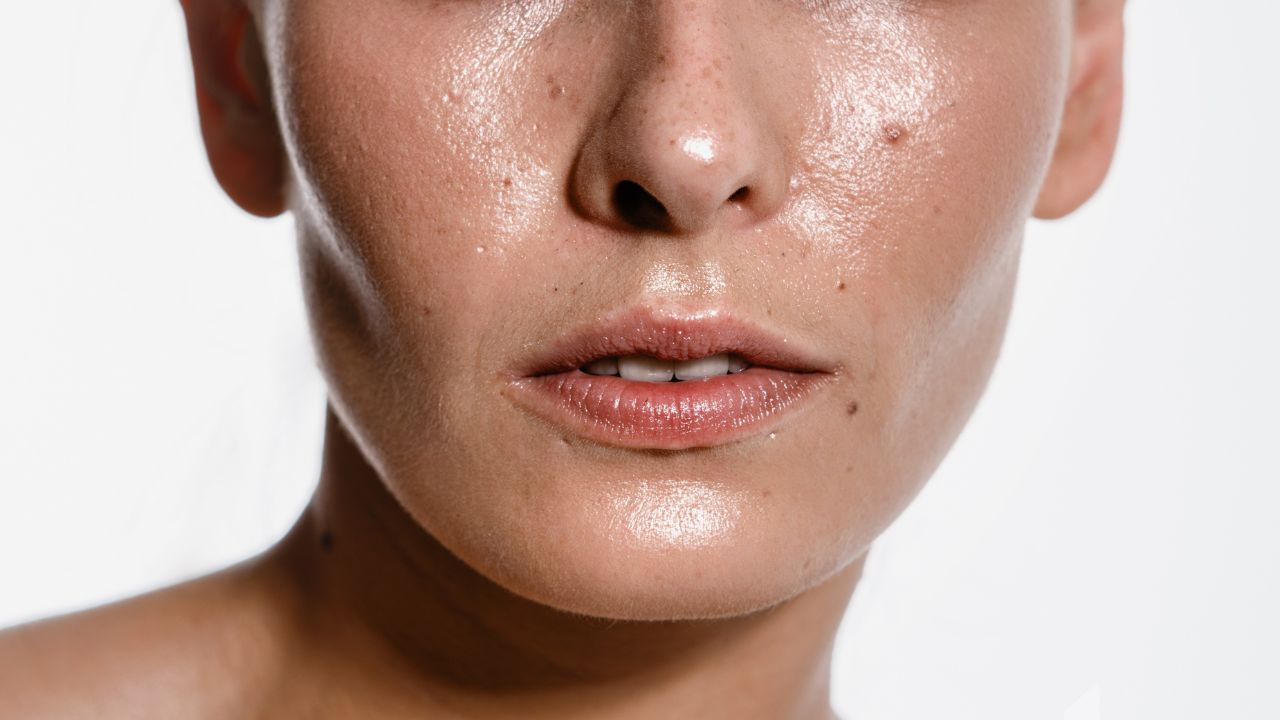 A pele oleosa te causa desconforto? Aprenda como diminuir essa sensação