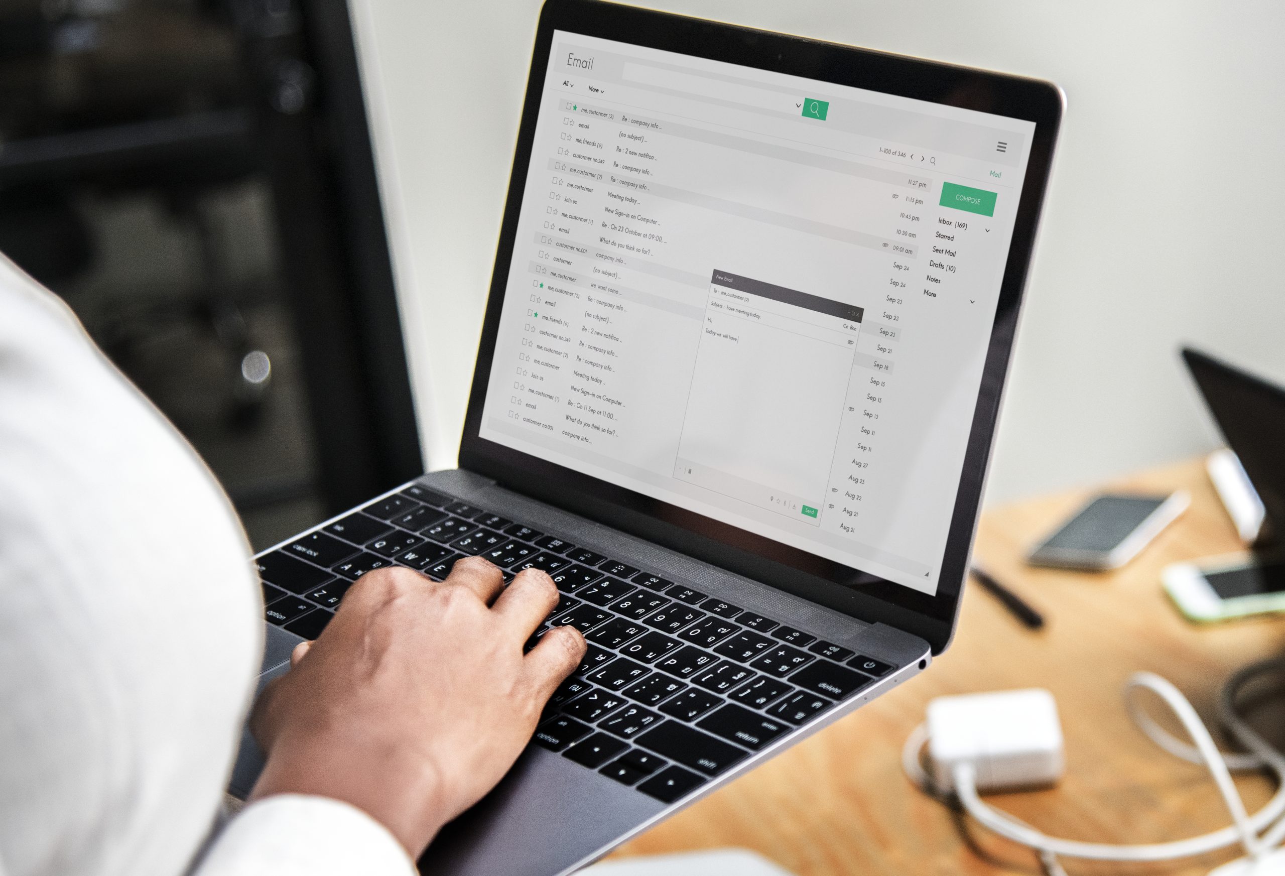 A urgência em responder mensagens de trabalho pode acabar com sua saúde mental!