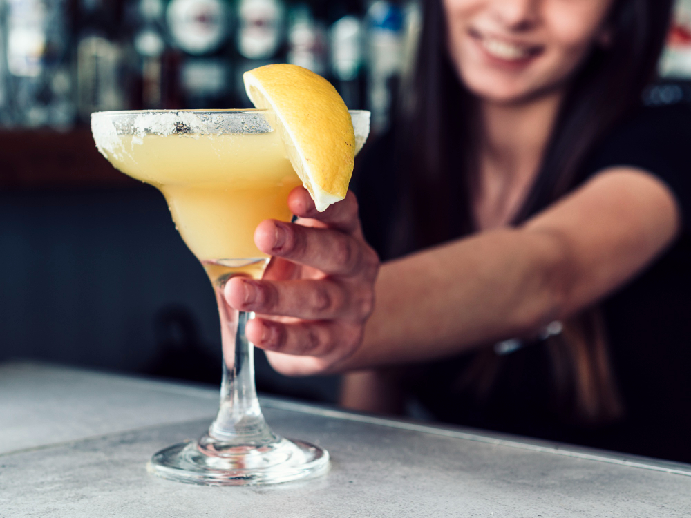 Bartender provoca transtorno em casamento ao se demitir ainda durante a festa