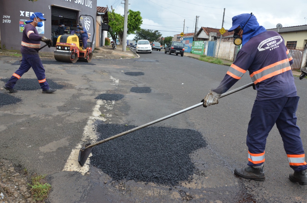 Em Franca, Emdef intensifica tapa-buracos e conta com apoio do Tapezap