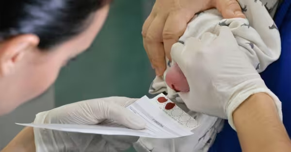 Médico brasileiro cria novo teste do pezinho que identifica mais de 50 doenças