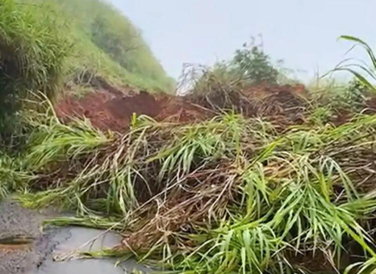 Serra de Capetinga: máquinas e homens trabalham no local, mas estrada está bloqueada
