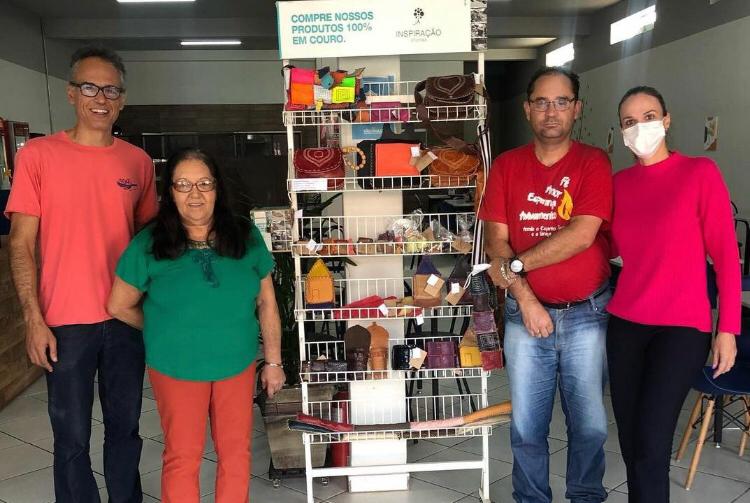 “Allan Kardec”: estante itinerante leva às pessoas produtos das Oficinas Inspiração