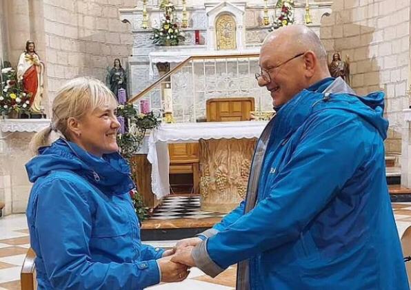Freira e monge se apaixonam, desistem da vida monástica e se casam. Viva o amor!