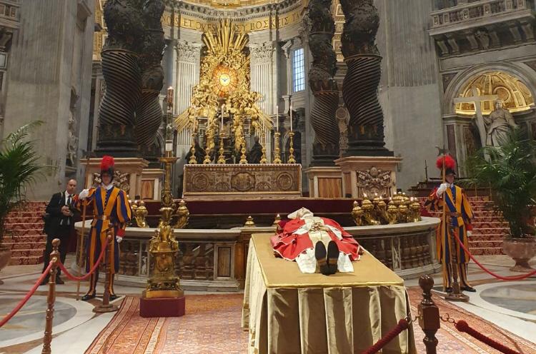 Velório de do Papa Bento XVI entra no último dia. Sepultamento será na quinta (05)