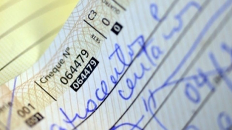 Lembra dele? Cheque resiste às tecnologias e movimenta quase R$ 667 bilhões em 2022