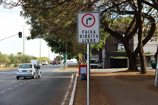 Alerta: nova regra do semáforo vermelho anda confundindo motoristas. Saiba mais