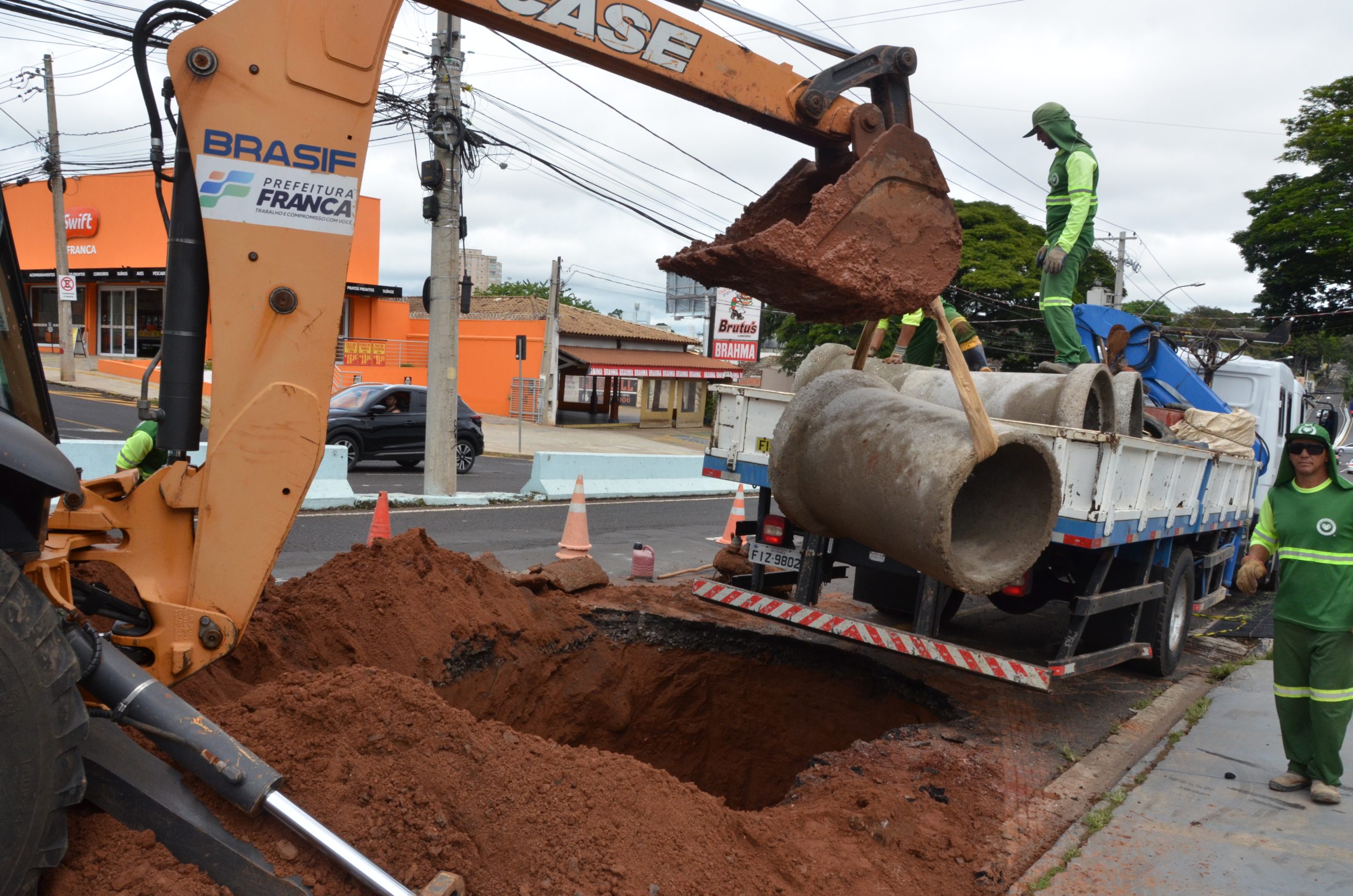 Galerias rompidas na av. Champagnat, em Franca, passam por substituição