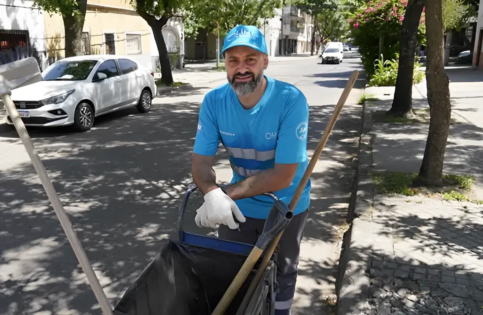 Lição de vida: gari se prepara para formatura em Medicina e segue limpando as ruas.