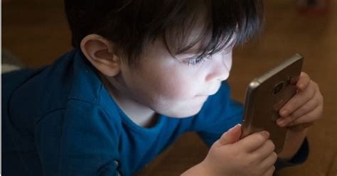 Assembleia aprova projeto para prevenir dano à visão infantil causado por celulares